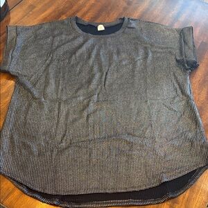Textured Short Sleeve Top in Metallic Black